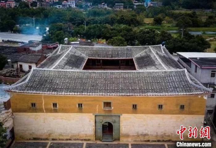 鋪前土樓以悠久的歷史、奇特的風(fēng)格、宏偉的規(guī)模及精巧的造型聞名?！∧习彩写a頭鎮(zhèn)政府 供圖
