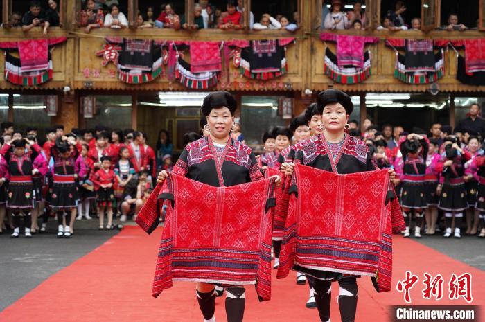 4月22日，在廣西龍勝各族自治縣龍脊鎮(zhèn)黃洛瑤寨，當(dāng)?shù)噩幾迕癖娫陂_展紅瑤服飾T臺(tái)走秀。　吳夢行 攝