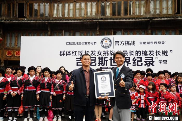 吉尼斯認(rèn)證官楊紹鵬頒發(fā)吉尼斯世界紀(jì)錄認(rèn)證證書?！菈粜?攝