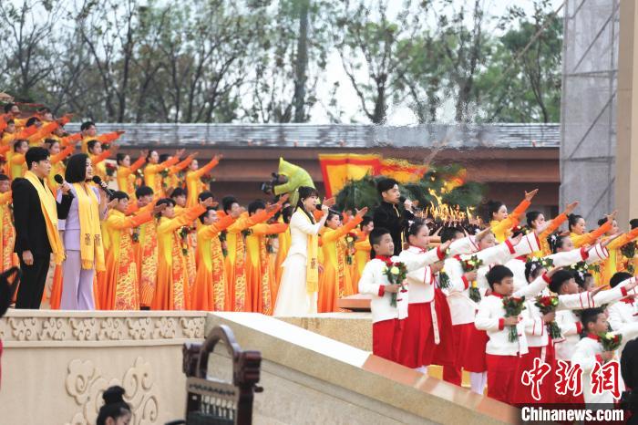 來(lái)自兩岸及香港、澳門(mén)的四位歌手同唱《黃帝頌》?！№n章云 攝
