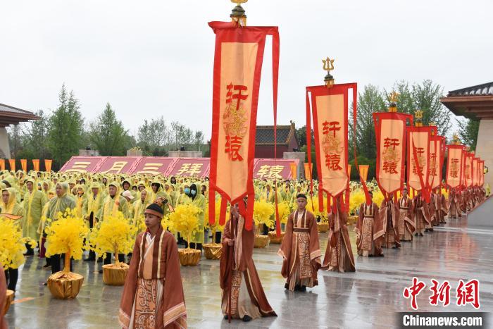 圖為黃帝故里拜祖大典儀式現(xiàn)場(chǎng)?！D片來(lái)源：中新網(wǎng)