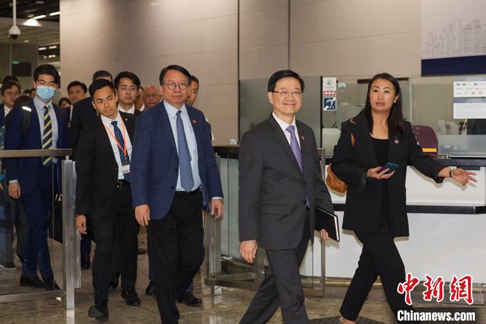 4月24日，香港特區(qū)行政長官李家超率團完成考察粵港澳大灣區(qū)內(nèi)地城市返港后會見傳媒時表示，今次考察只是一個起點，未來將訪問更多大灣區(qū)內(nèi)地城市。圖為李家超(右二)、香港特區(qū)政府政務(wù)司司長陳國基(右三)完成考察后返抵香港。 <a target='_blank' href='/'>中新社</a>記者 陳永諾 攝
