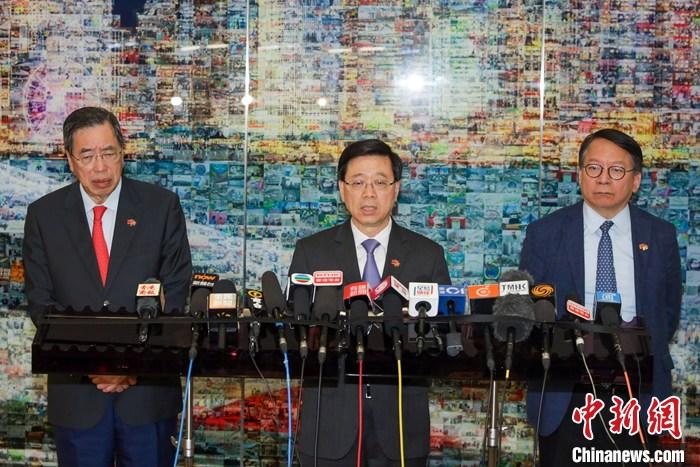 4月24日，香港特區(qū)行政長官李家超率團完成考察粵港澳大灣區(qū)內(nèi)地城市返港后會見傳媒時表示，今次考察只是一個起點，未來將訪問更多大灣區(qū)內(nèi)地城市。圖為李家超（中）、香港特區(qū)政府政務(wù)司司長陳國基（右）、香港特區(qū)立法會主席梁君彥會見傳媒。 <a target='_blank' href='/'>中新社</a>記者 陳永諾 攝