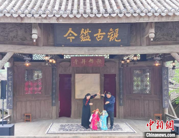 2023貴州非遺季“璀璨烏江寨·非遺嘉年華”系列活動中展示的木偶戲?！⒚懒?攝