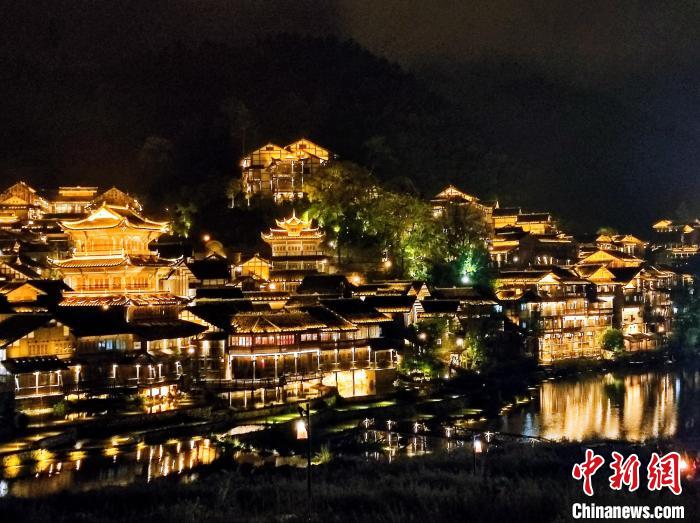貴州烏江寨國旅際游度假區(qū)夜景?！⒚懒?攝