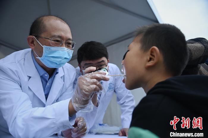 現(xiàn)場義診?！∷拇ㄊ⌒l(wèi)健委供圖