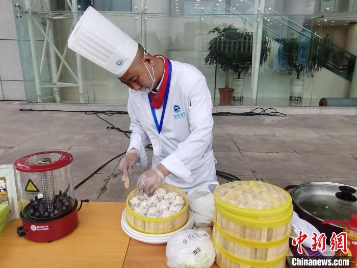 圖為內(nèi)蒙古面點師在杭州制作特色小吃稍麥?！±類燮?攝
