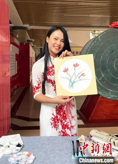 圖為越南留學(xué)生閉氏茹瓊在展示其畫作?！∨頃枣?攝