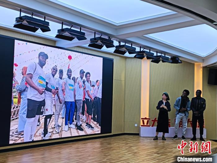 第二屆中非青年共話友好視頻分享交流會(huì)上，非洲留學(xué)生們分享此行感受及創(chuàng)作的短視頻?！×握涿?攝