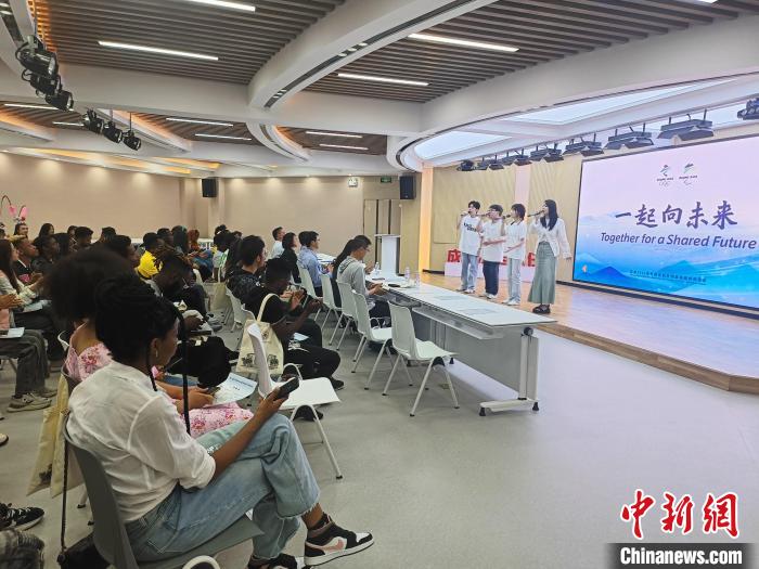 閩南師范大學(xué)為非洲留學(xué)生安排了精彩節(jié)目表演。圖為該校學(xué)生獻(xiàn)唱歌曲《一起向未來(lái)》。　廖珍妹 攝