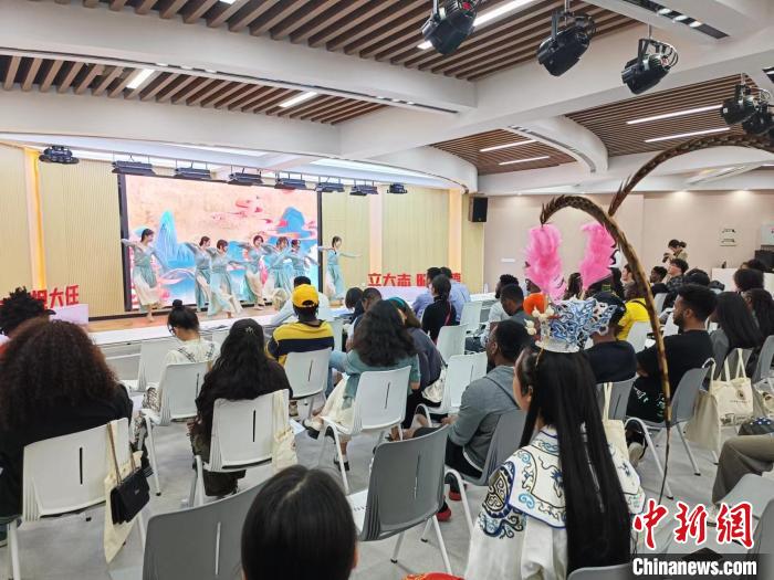 閩南師范大學(xué)為非洲留學(xué)生安排了精彩節(jié)目，留學(xué)生們?cè)俅晤I(lǐng)略中華傳統(tǒng)文化魅力。　廖珍妹 攝