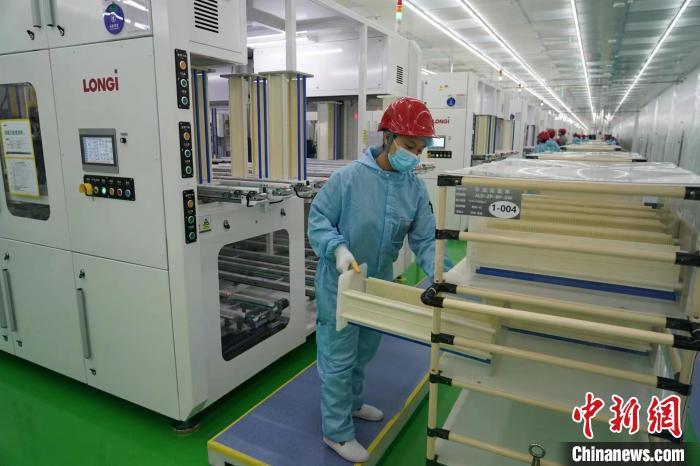 圖為隆基電池工廠工人正在工作。　宋美娜 攝