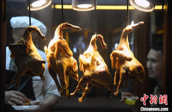 圖為全長(zhǎng)近300米的“汗巴扎”夜市攤位上的美食?！O亭文 攝