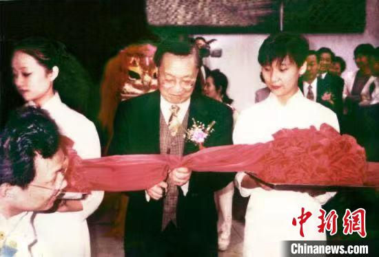 1996年11月5日，金庸為云松書舍捐贈儀式剪彩 云松書舍供圖