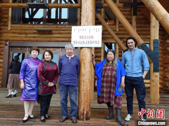 資料圖。2019年，趙式慶參加鄂倫春文化保護(hù)協(xié)會(huì)成立大會(huì)。　趙式慶 供圖