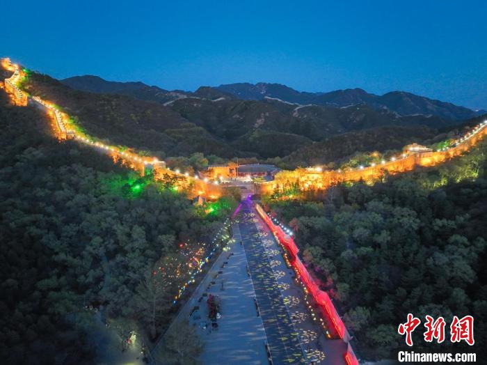 圖為北京八達(dá)嶺夜長城?！?lt;a target='_blank' href='/'>中新社</a>記者 賈天勇 攝