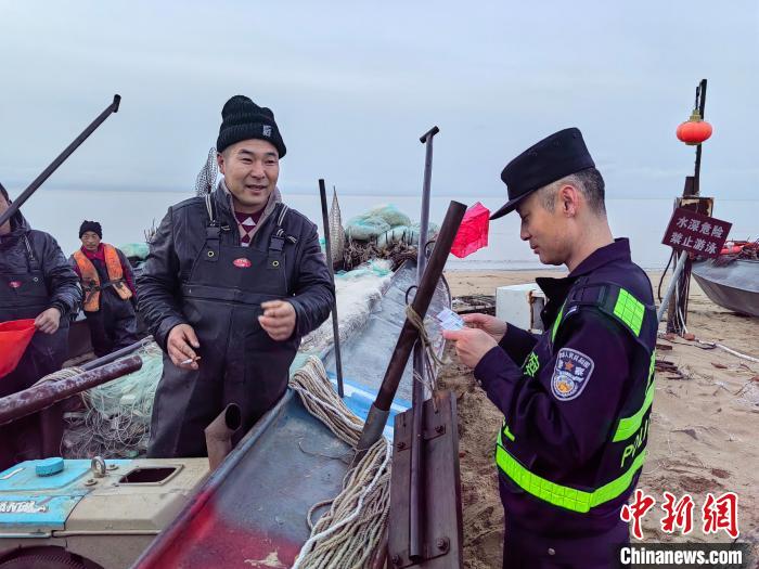 民警登記作業(yè)船只?！⊥跏琅d 攝