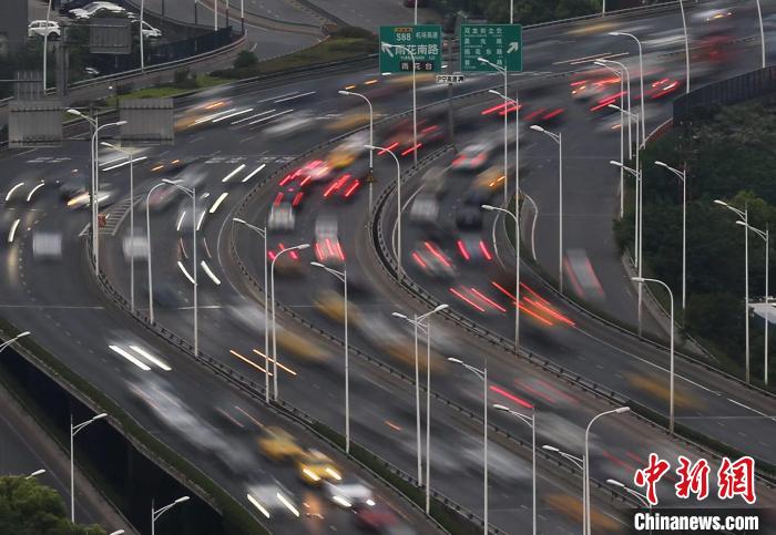 車輛在道路上行駛。(資料圖) 泱波 攝