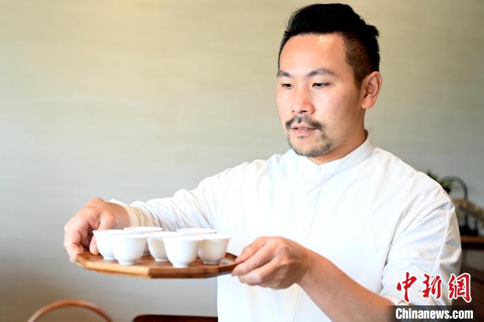 陳耘嘉將剛泡好的茶，端給客人品嘗?！埥鸫?攝