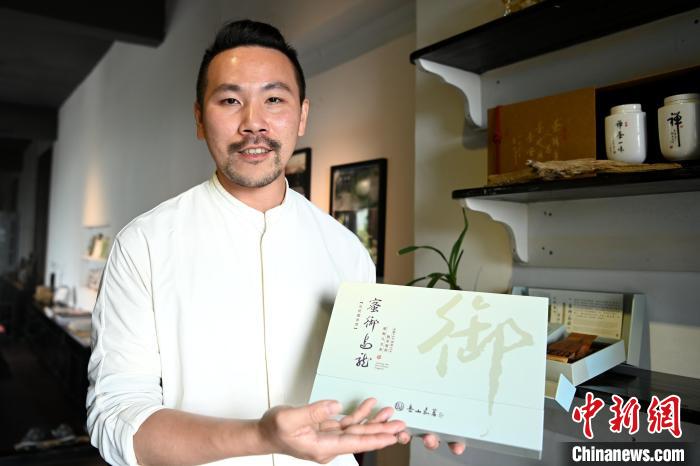 陳耘嘉將他爺爺陳岳山的書(shū)法和茶道相結(jié)合，用來(lái)包裝文創(chuàng)茶葉，展現(xiàn)代代傳承的茶香墨韻?！埥鸫?攝
