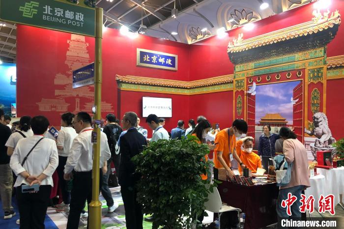 圖為第19屆中華全國集郵展覽上的北京郵政展位?！∪~娜 攝