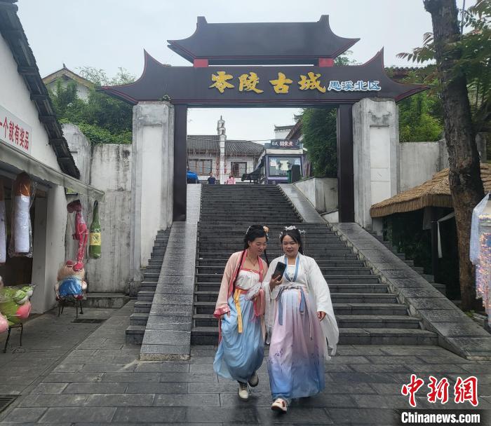 零陵古城吸引很多喜歡國潮的年輕人來游玩?！√菩∏?攝