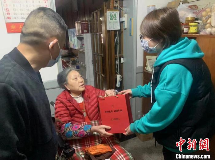 向僑界老人發(fā)放“健康暖心包”?！＄娦?攝