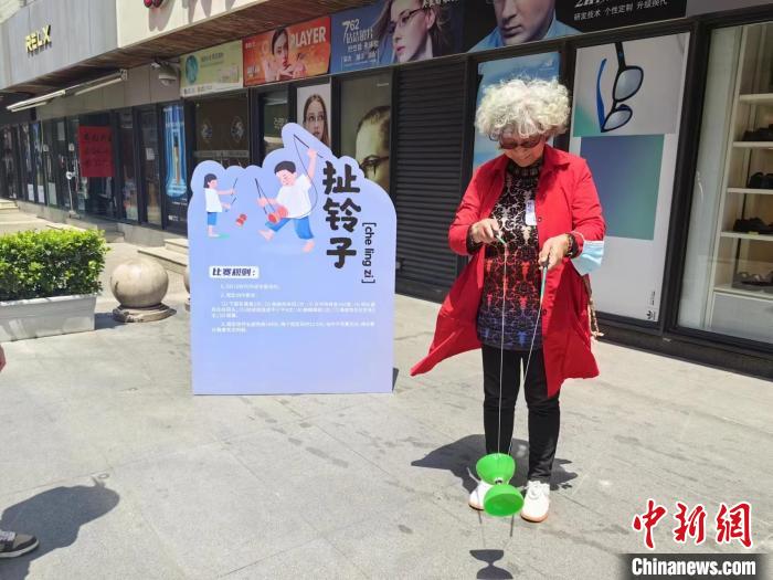 阿姨玩起了小時(shí)候的游戲。　賈宇巍 攝