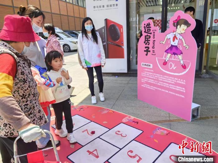 奶奶給小孫女講“造房子”游戲?！≠Z宇巍 攝
