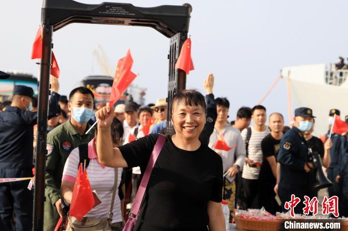 當(dāng)?shù)貢r間4月26日，海軍軍艦赴蘇丹緊急撤離我在蘇丹人員。圖為撤離人員通過安檢后揮舞五星紅旗?！强捍?攝