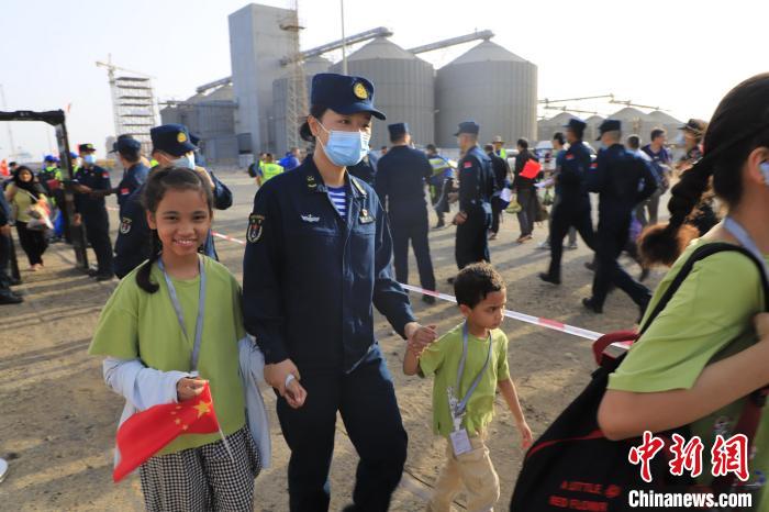 當(dāng)?shù)貢r間4月26日，海軍軍艦赴蘇丹緊急撤離我在蘇丹人員。圖為海軍官兵手牽著兒童通過安檢。　丁家興 攝