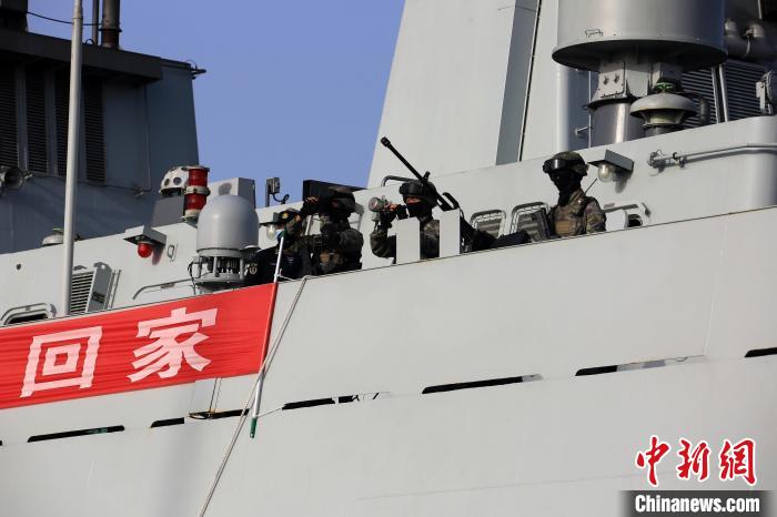 當(dāng)?shù)貢r間4月26日，海軍軍艦赴蘇丹緊急撤離我在蘇丹人員。圖為海軍陸戰(zhàn)隊觀察警戒周邊區(qū)域?！⑶鄨?攝
