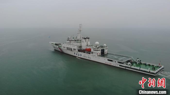 4月6日，“海巡06”輪編隊在臺灣海峽中部水域開展巡航巡查。圖為巡航巡查現(xiàn)場?！「＝êＪ戮痔峁?jpg