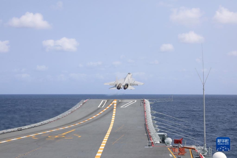 這是殲-15艦載機從海軍山東艦起飛升空（4月9日攝）。新華社發(fā)（安妮 攝）.jpg