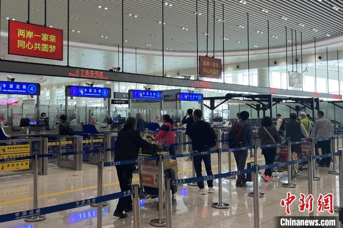 在廈門五通客運碼頭通關(guān)現(xiàn)場，經(jīng)由廈金航線往返的兩岸旅客逐月增多。 傅斯雅 攝.jpeg