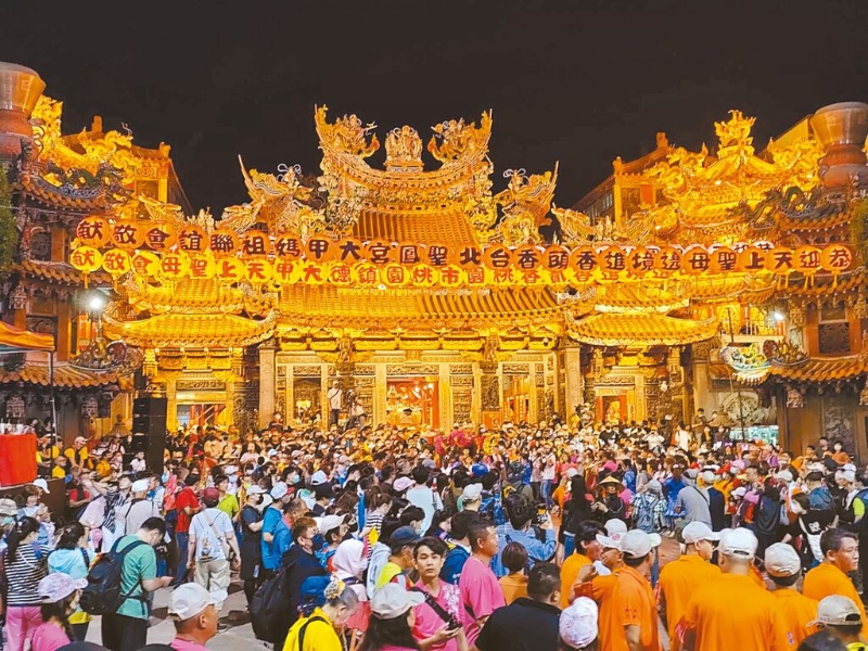 臺中市宗教盛事大甲鎮(zhèn)瀾宮媽祖遶境21日晚間起駕，展開9天8夜的遶境行程，信眾昨晚不斷涌入鎮(zhèn)瀾宮。（潘虹恩攝） 圖片來源：臺灣“中時新聞網(wǎng)”.jpg