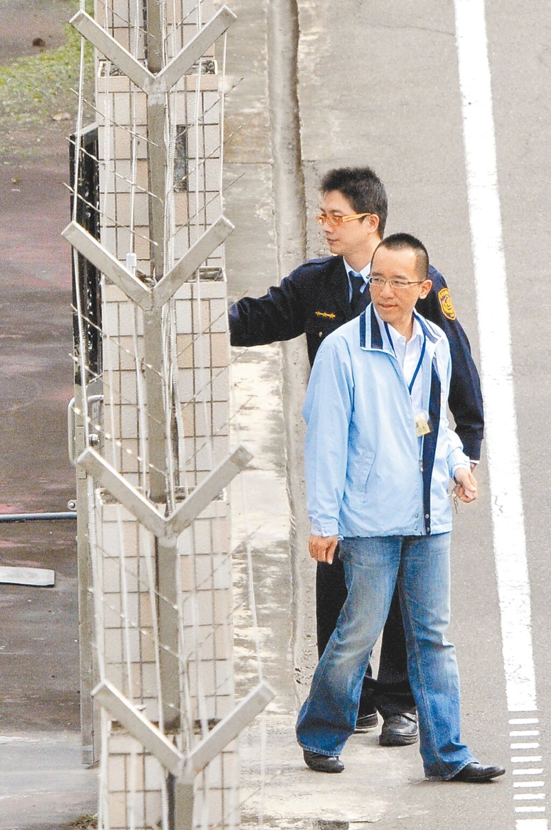 臺灣地區(qū)前領(lǐng)導(dǎo)人陳水扁兒子陳致中涉及洗錢罪案，判刑1年定讞。圖為2010年陳致中到臺北看守所探父的畫面。（本報資料照片）圖片來源：臺灣“中時新聞網(wǎng)”.jpg