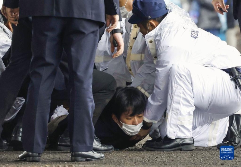 4月15日，在日本和歌山縣和歌山市雜賀崎漁港，嫌疑人被警方控制。（圖源：新華社）