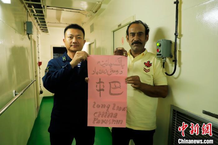 圖為隨艦撤離的外籍人員向中國(guó)海軍表示感謝。　李怡諾 攝