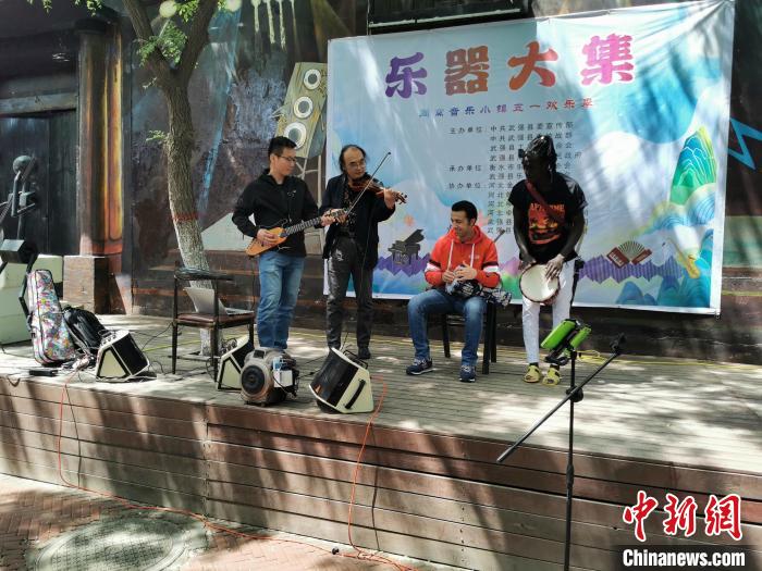 外籍友人現(xiàn)場(chǎng)敲起非洲鼓。　王鵬 攝
