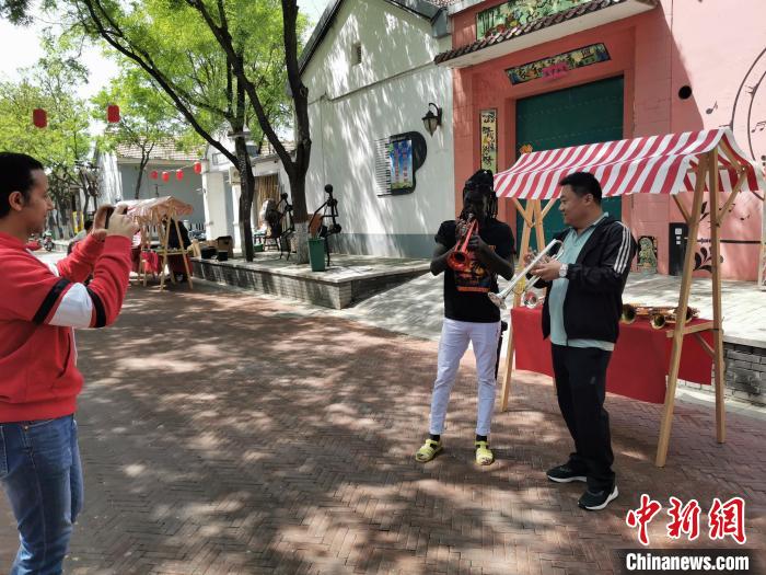 烏干達(dá)友人現(xiàn)場(chǎng)學(xué)習(xí)吹小號(hào)?！⊥貔i 攝