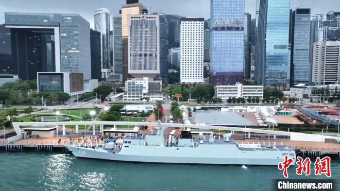 5月1日，駐港部隊(duì)香港島中區(qū)軍用碼頭組織升國(guó)旗儀式?！●v港部隊(duì)公眾號(hào)視頻截圖 攝