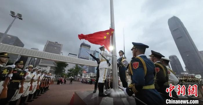 5月1日，駐港部隊(duì)香港島中區(qū)軍用碼頭組織升國(guó)旗儀式?！●v港部隊(duì)公眾號(hào)視頻截圖 攝