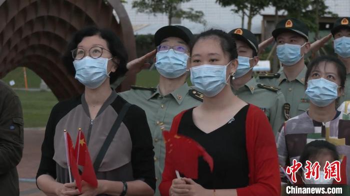 5月1日，駐港部隊(duì)香港島中區(qū)軍用碼頭組織升國(guó)旗儀式，首次邀請(qǐng)來(lái)隊(duì)親屬和官兵代表一起參加。　駐港部隊(duì)公眾號(hào)視頻截圖 攝