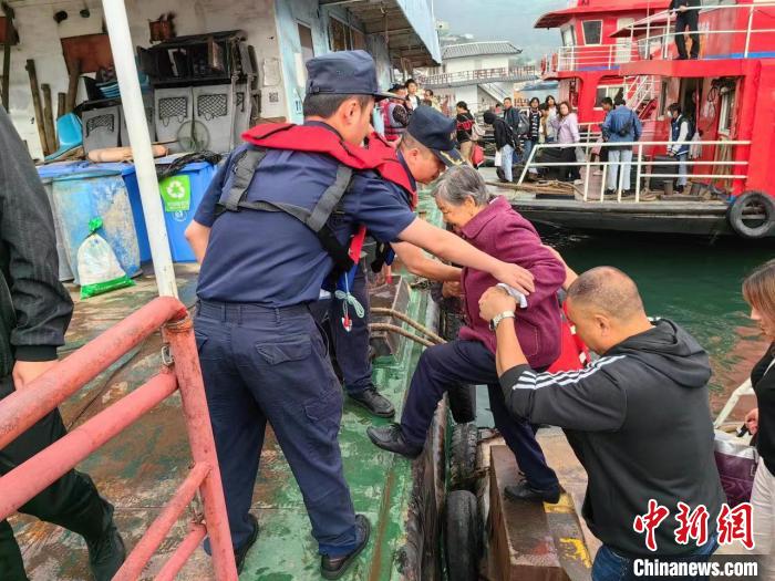圖為“五一”假期期間長(zhǎng)江海事部門保障水上出行安全 長(zhǎng)江海事局供圖