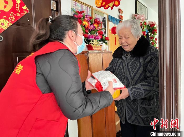 洪盼盼上門看望老人。　莊源供圖