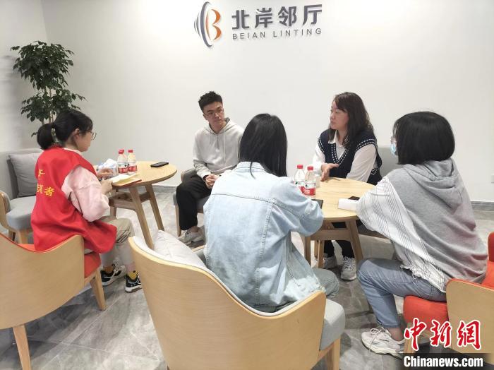 洪盼盼(右二)召開工作會議?！∏f源供圖