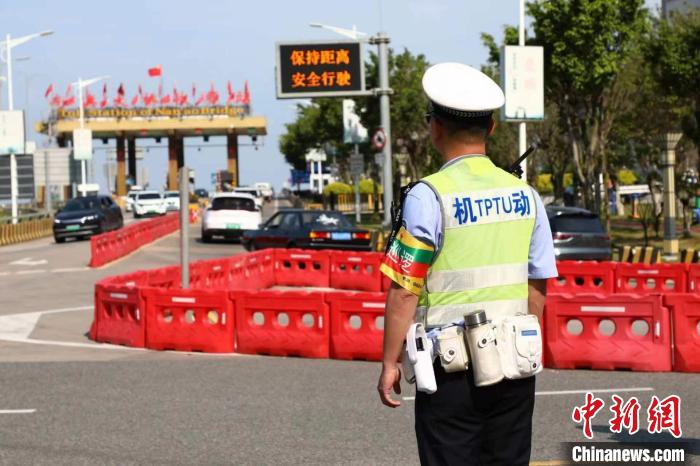 汕頭交警加強(qiáng)對(duì)南澳島景區(qū)重點(diǎn)路口的交通指引疏導(dǎo)?！〔探⌒?攝
