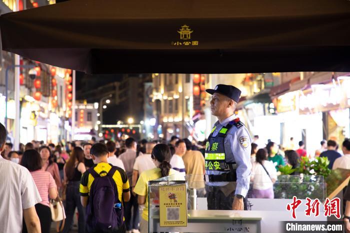 汕頭金平公安民警在小公園景區(qū)駐點(diǎn)執(zhí)勤?！∪~圣 攝