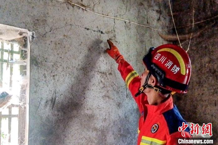 消防救援力量正在核查地震后房屋出現(xiàn)的裂縫情況。　宜賓消防 攝